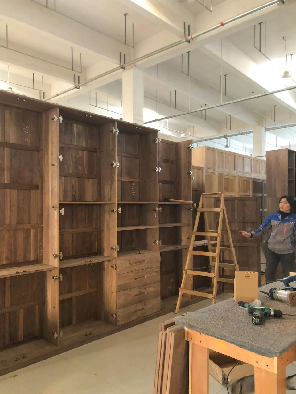 工厂正在试安装中的家具,随手拍一波.